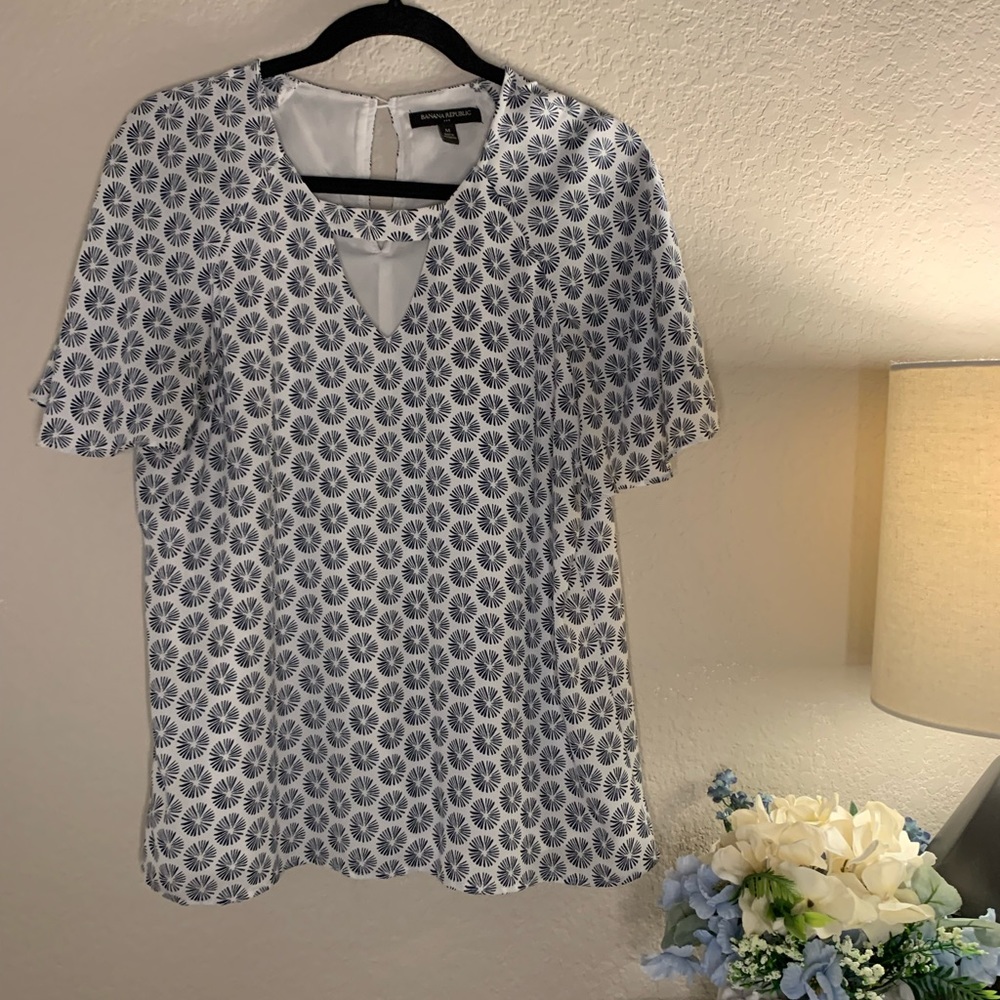 BANANA REPUBLIC White and Blue Keyhole Blouse